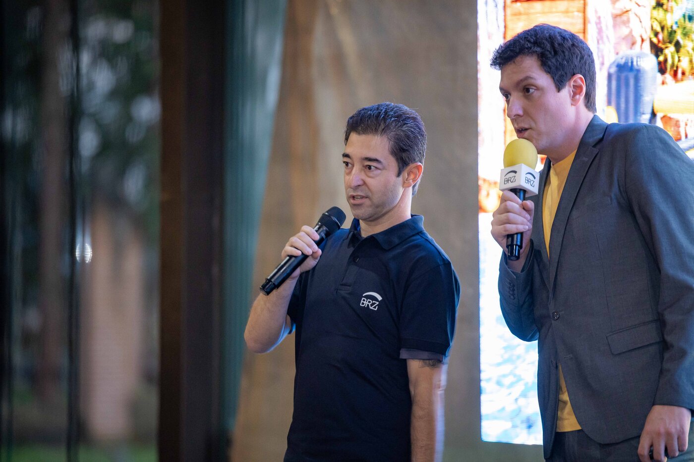 Marcus Vinícius e o apresentador do evento